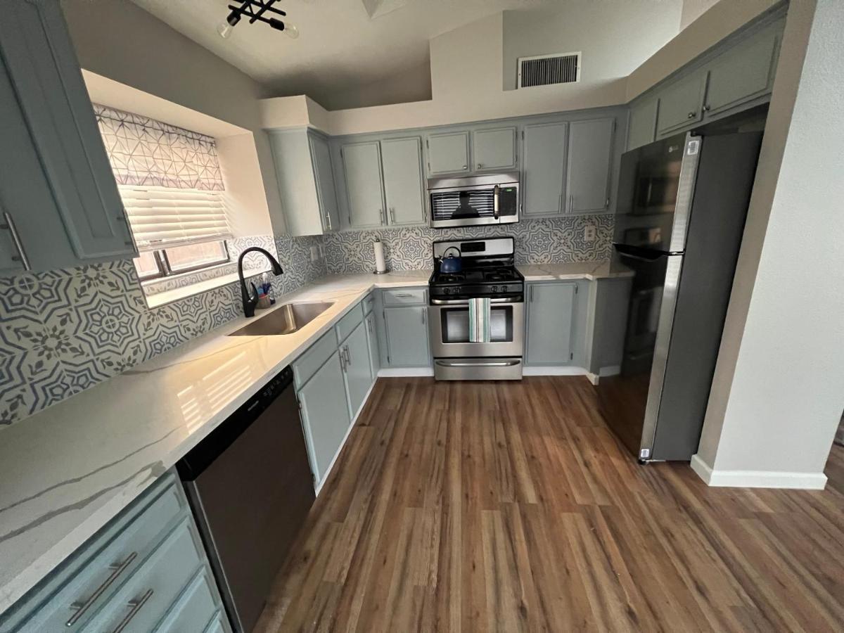 Large Pool & Patio Cozy Single Story Family House Holiday home Las Vegas